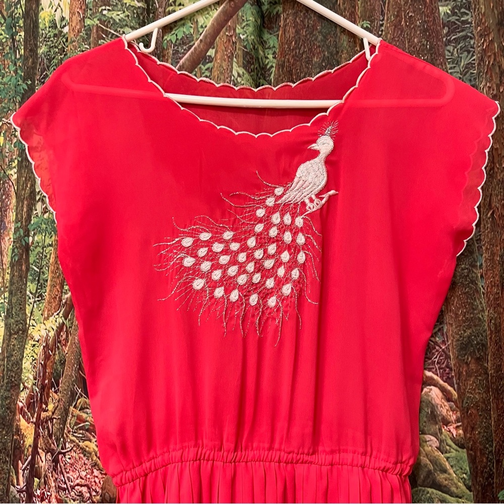 Vintage 1970s Pink and Metallic Silver Peacock Flowy
Pleated Midi Dress small - Picture 2 of 9